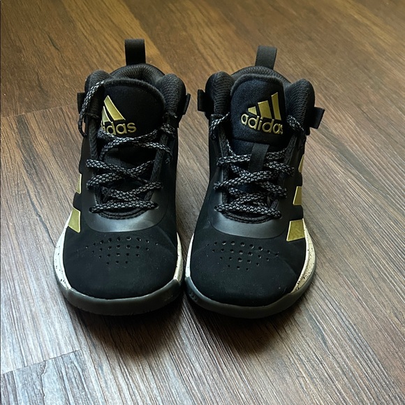 Adidas Kids Cross 'Em Up 5 Wide basketball shoes Black/Gold/White, size 12.5K - Picture 2 of 7